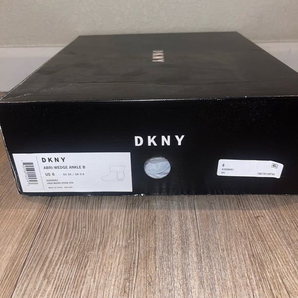 NEW DKNY Abri Chocolate Suede Fur Ankle Boot Size 6 - Picture 6 of 6